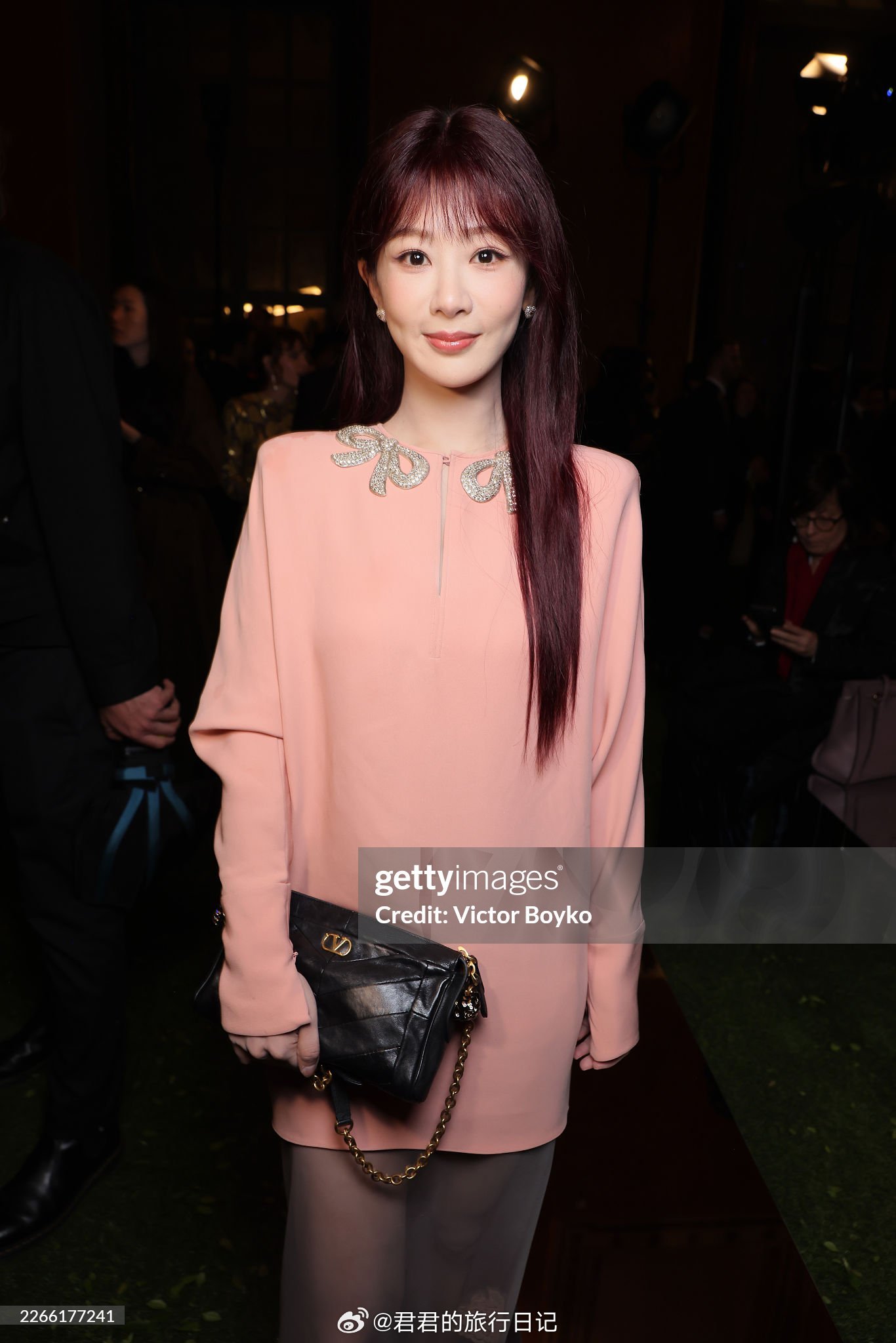 杨紫参加罗马时装周的华伦天奴秀 