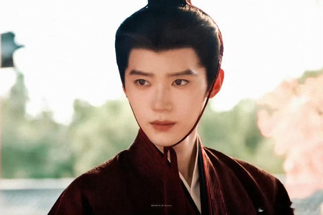 周翊然 耳钉男我败了🎀从前是邻家乖乖崽，戴上耳钉秒变氛围感男神，细碎金属点缀耳
