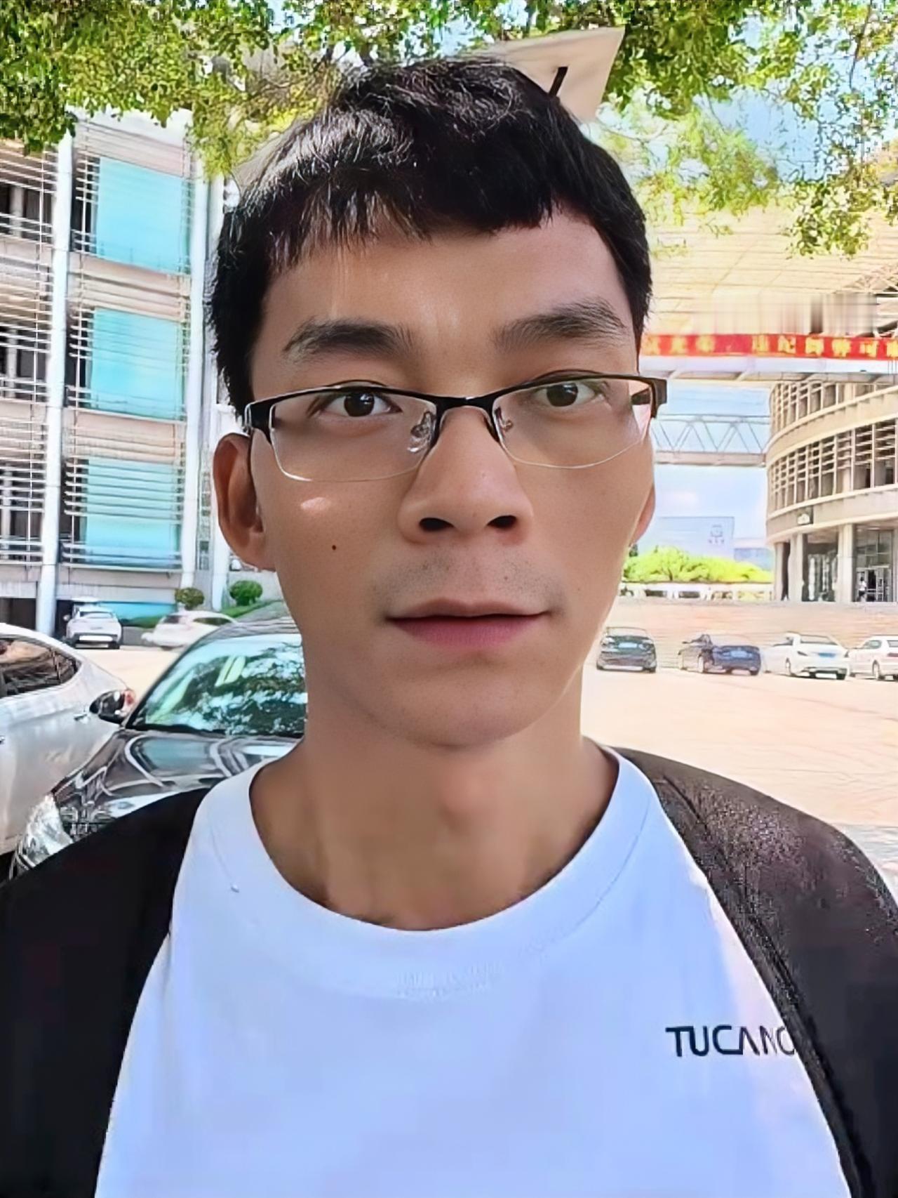 开学14周唐尚珺开始备考期末，唐尚珺感觉自己的专业课学得马马虎虎，担心期末考试挂