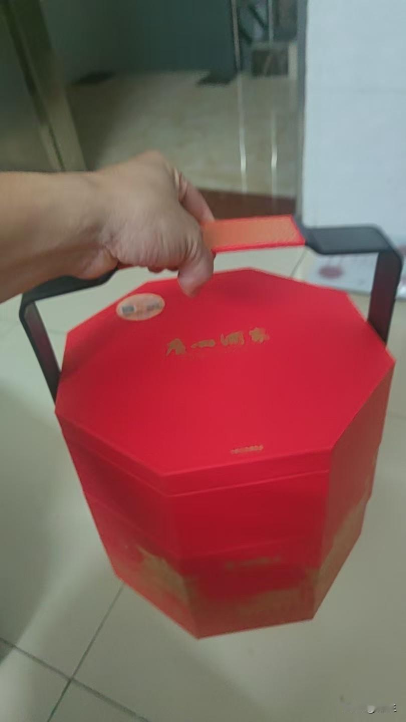 小时候家里穷，没有谁给月饼，给了也是很少，兄弟姐妹几个根本不够吃，一个月饼只能分