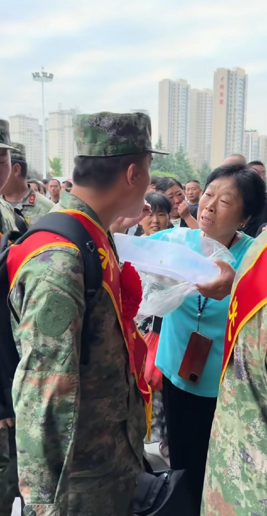泪目了！一位奶奶亲手包了66个饺子赶到高铁站，本想送给参军的孙子，没想到就差了几