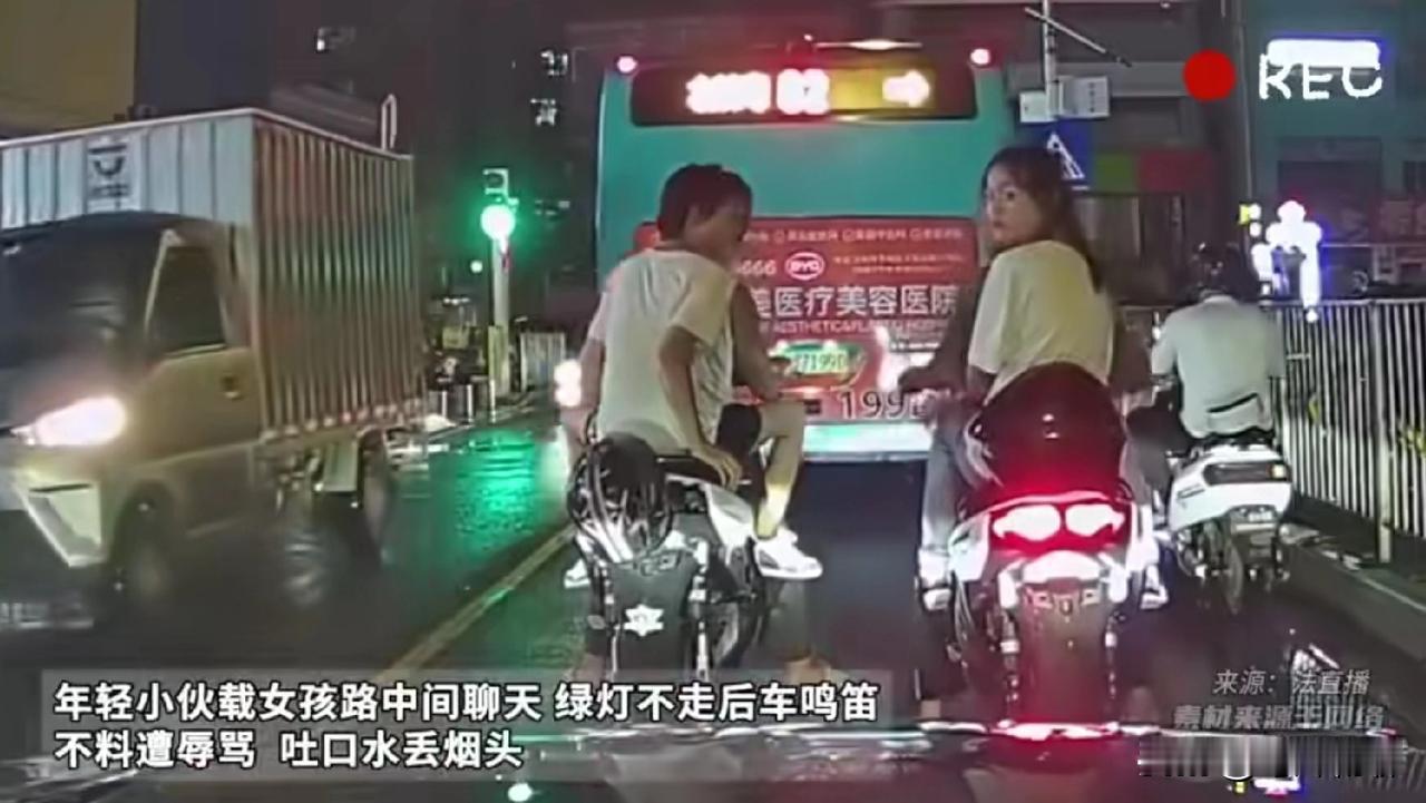 切记！当开车遇到这种没脑子的小孩时，一定要远离，千万别和他们较真，别和他们讲道理