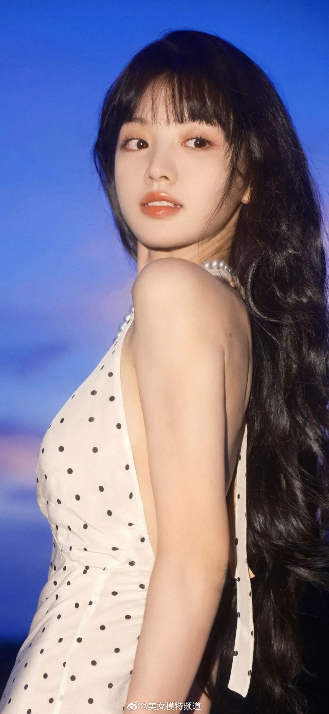 田曦薇波点吊带 