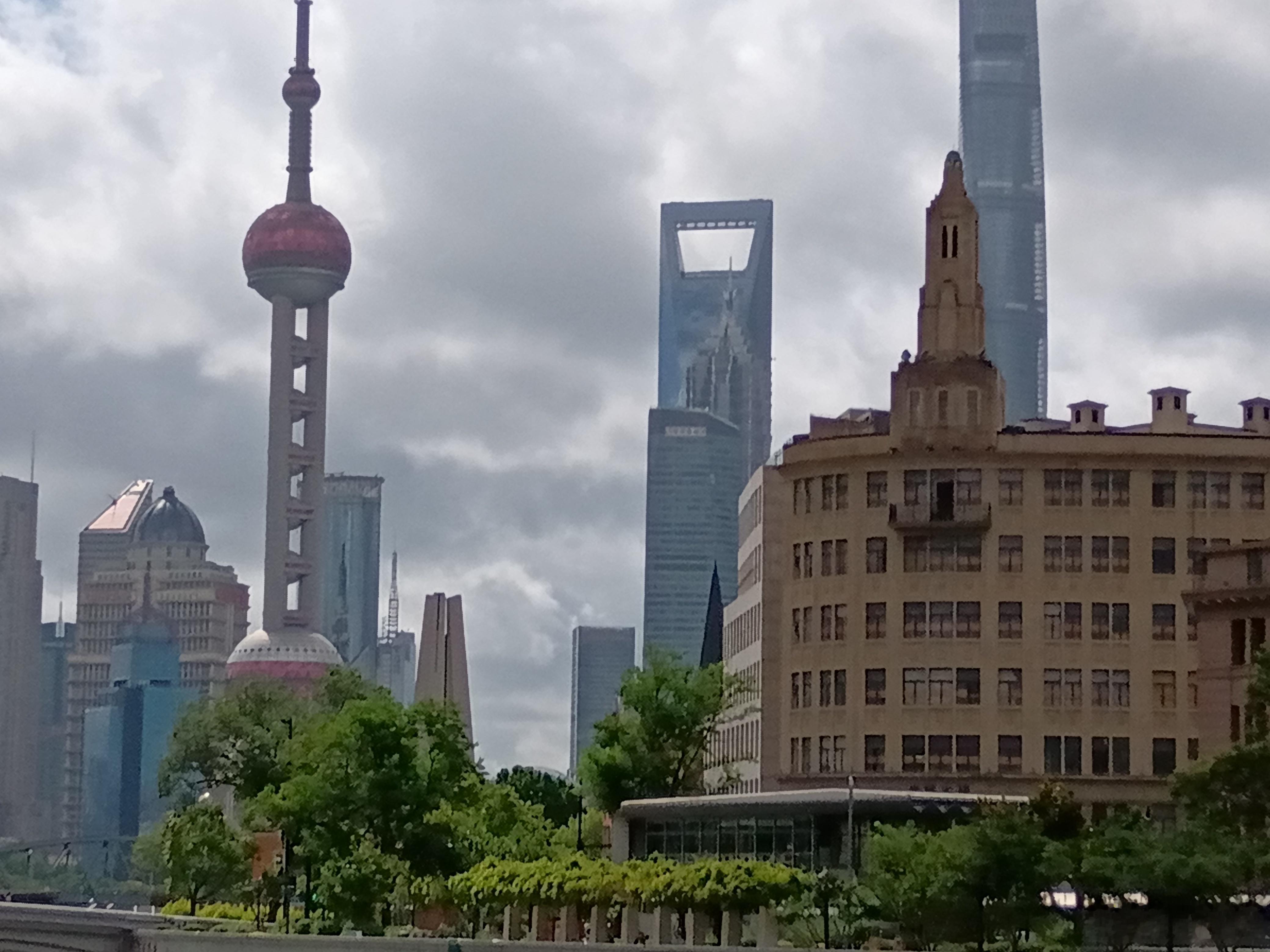 Meta拟出租多余算力，AI硬件链应声重挫，市场担忧算力过剩与资本开支下修。但华