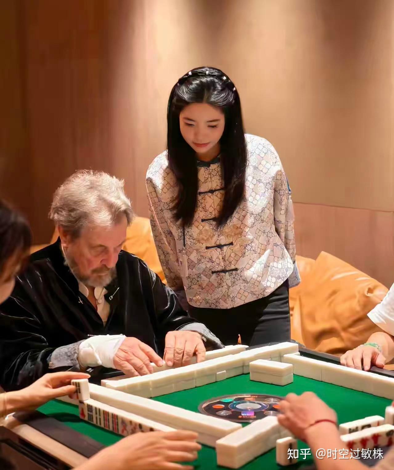 80岁的埃罗尔．马斯克（马斯克的爸爸），现身上海一间豪华会所吃大餐，他穿了黑色的