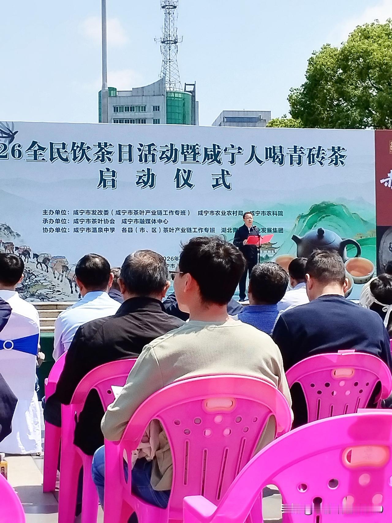 《赤壁. 茶韵》
赤壁青砖，千年淬炼，七二工序铸方正。
今朝盛会，巧手翻飞，松风