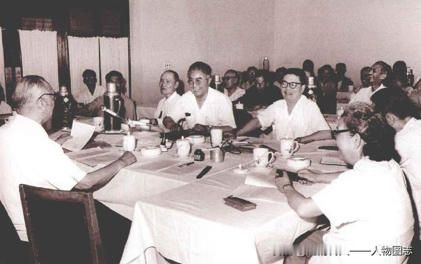 1979年6月16日，荣毅仁在全国政协五届二次会议工商联小组会上和委员们一起讨论