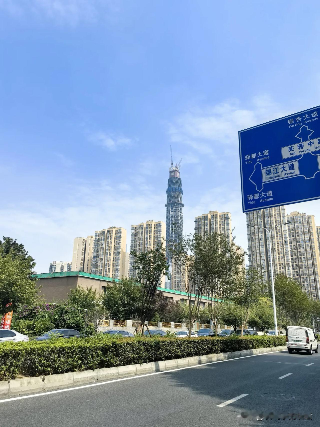 这个塔不是塔，
但是却像个塔，
从远处看，
确实独立，
鹤立鸡群，
走近一看，