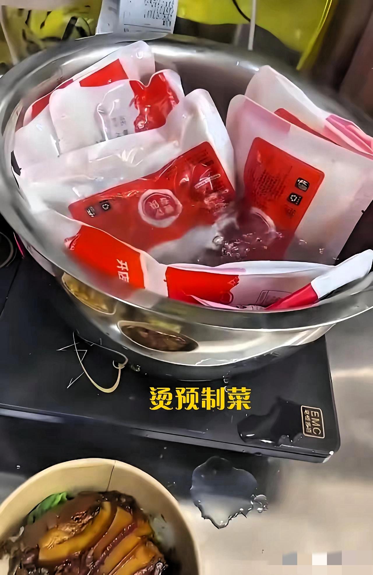 今天在饭店上厕所，路过后厨那一眼，直接把我膈应坏了！

工作人员拿着滚烫的开水，