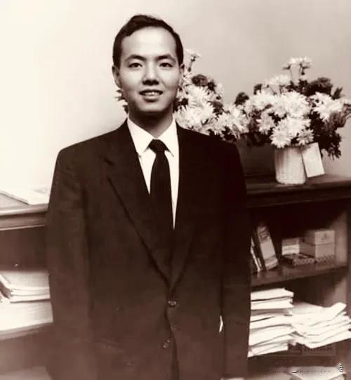 [微风]1972年，物理学家钱三强在大街上遇到一个衣衫褴褛的老人。老人弯下腰，给