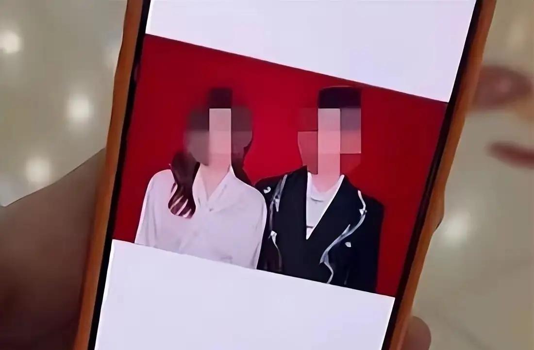 江苏苏州，一孕妇在照相馆拍照换衣服时，店员突然把其椅子抽走，导致孕妇摔出孕期宫腔