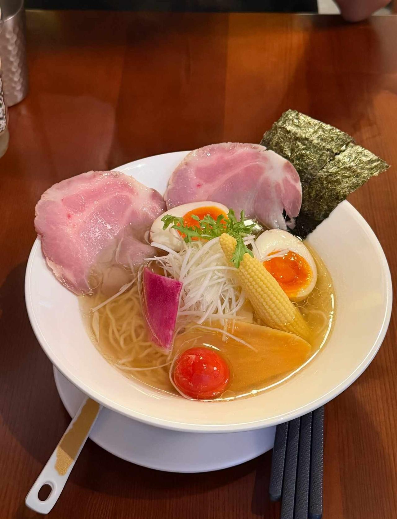是时候来碗拉面了🍜
拉面脑袋1️⃣
在六运的一家拉面馆，拉面就四五种，但是出品