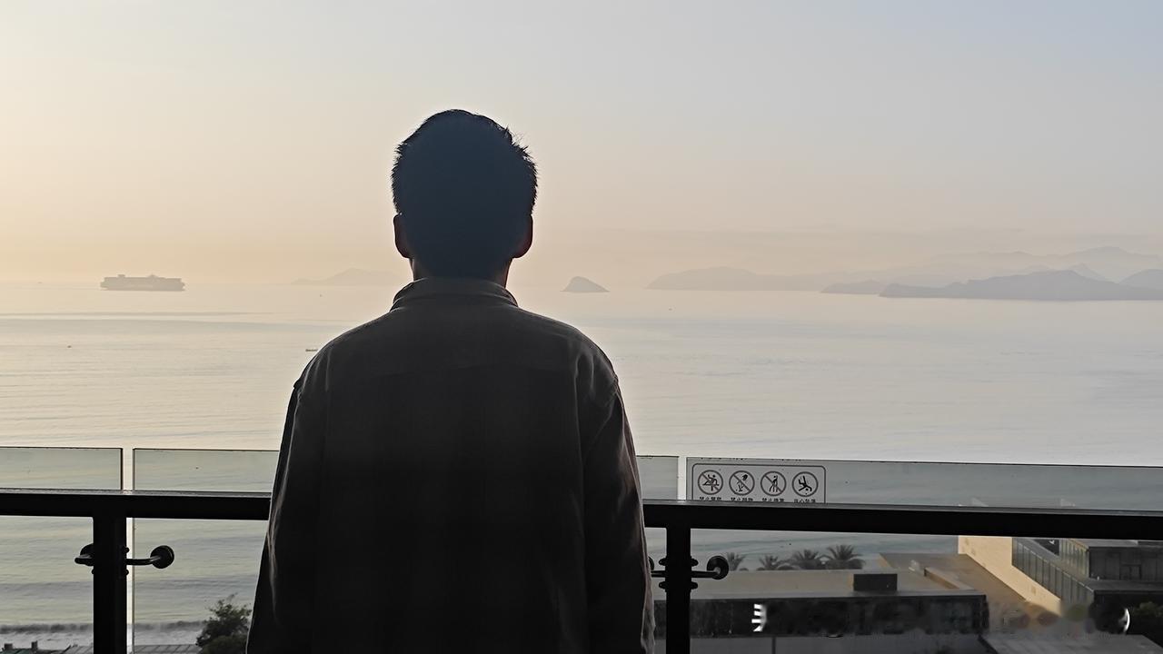 什么是通透？
你有你的万丈光芒，我有我的人间烟火。
不眼红富贵，不自卑清贫，守一