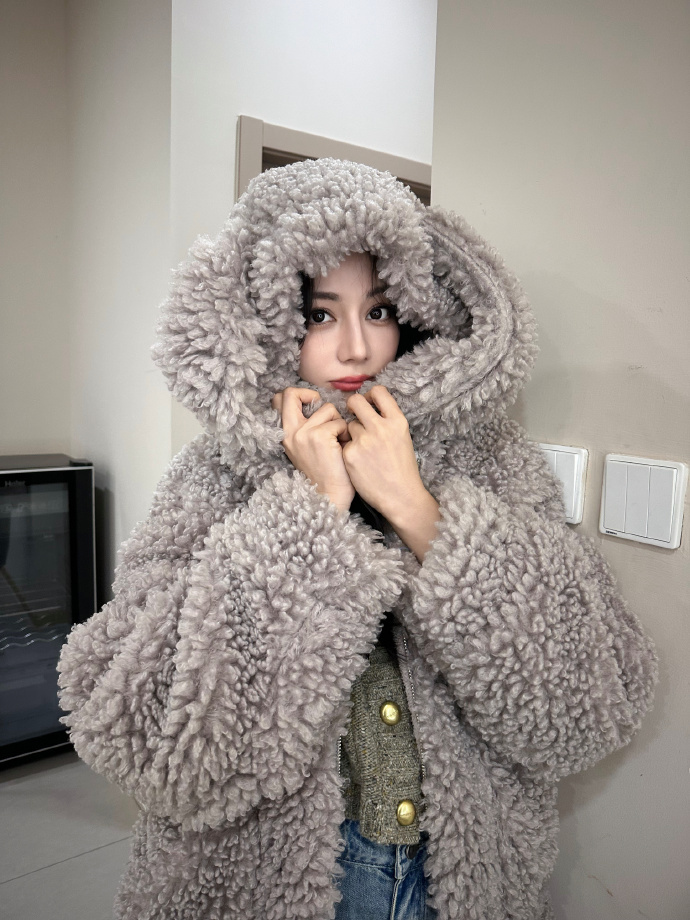 迪丽热巴3月份行程图迪丽热巴三月行程图真的太亮眼了，从温柔可爱的兔耳造型到奔赴巴