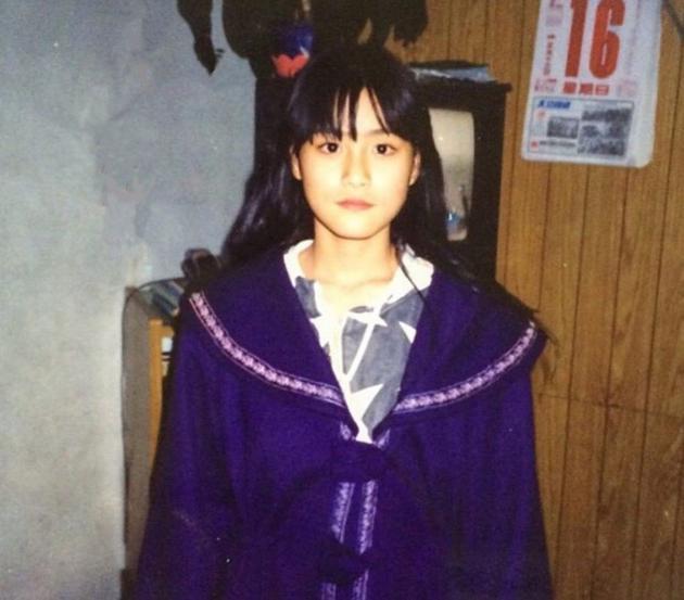 江宏杰姐姐长得和江宏杰很像，特别是她少女时期，乍看之下还以为是披着长发的江宏杰。