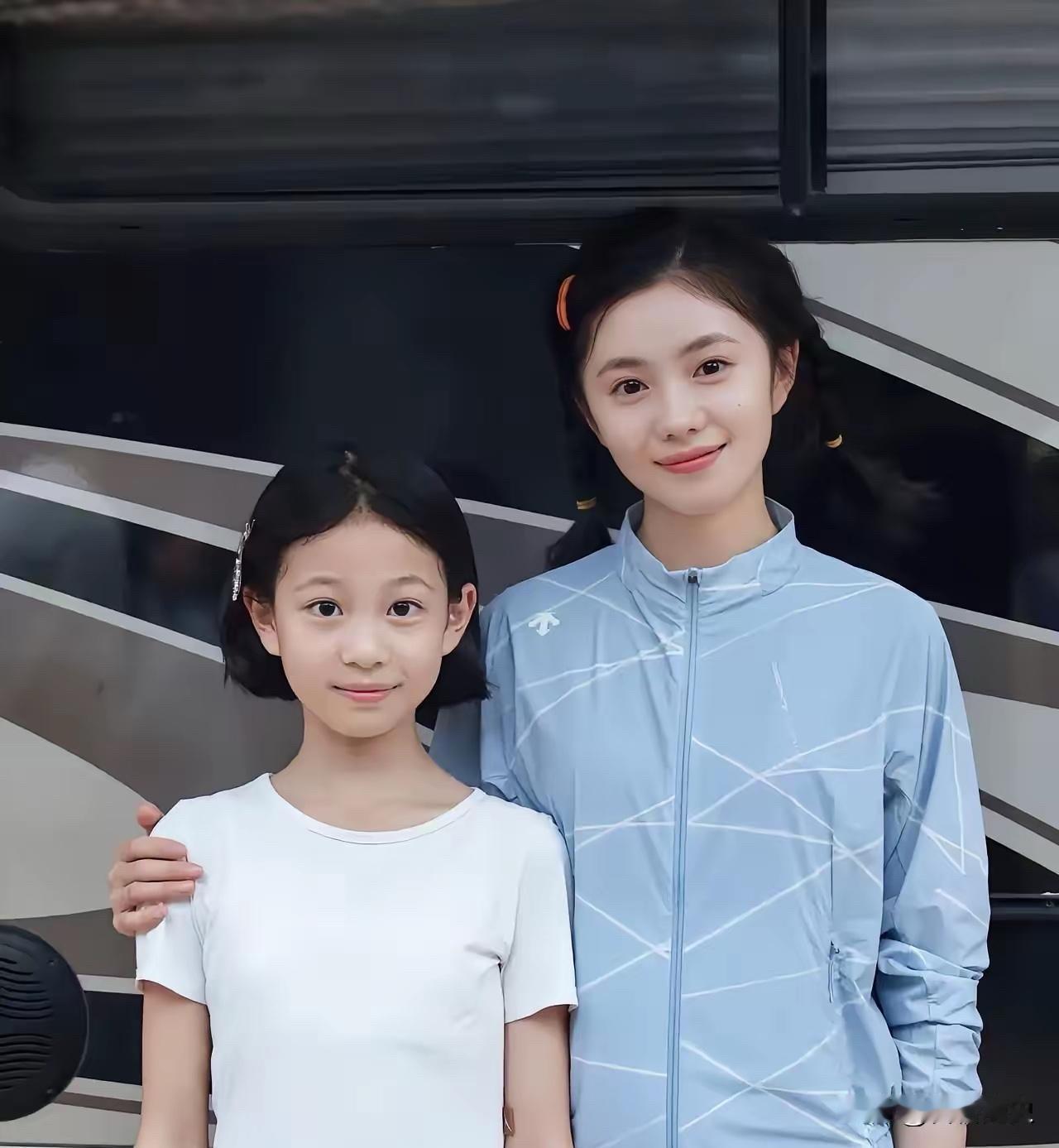 她是《主角》饰演易来弟的小姑娘。她和刘浩存长得有点像，这一招一方面让角色自然，另