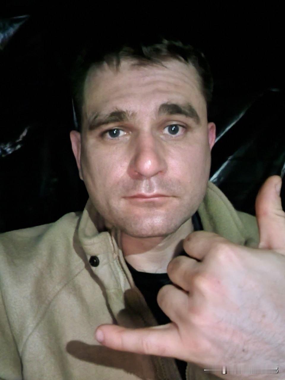 战地记者亚历山大.哈尔琴科：
我正坐在波克罗夫斯克地区的一个掩体里，不明白乌克兰