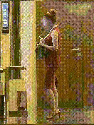 包文婧的天，要塌了吧！
包贝尔疑似“偷腥”被抓。有人拍到包贝尔和一红发女子深夜吃