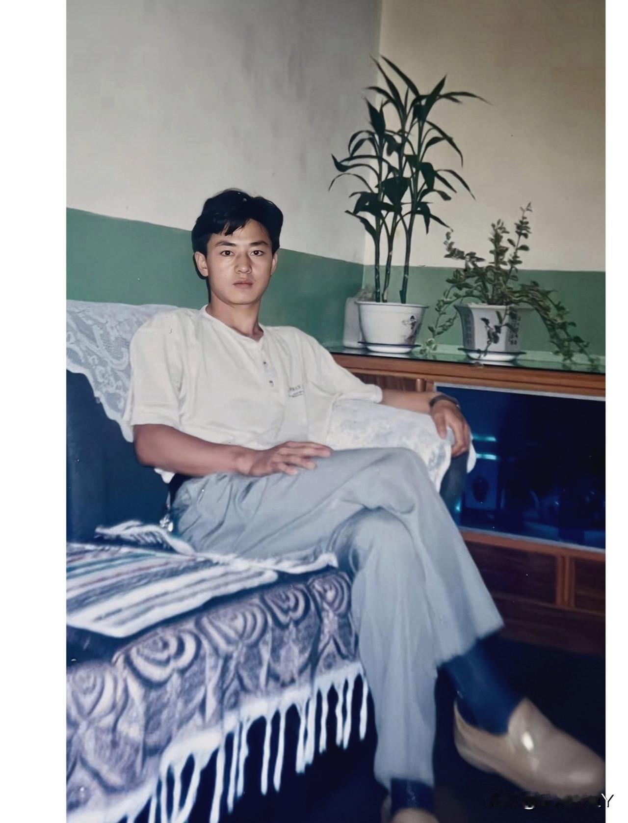 都说他年轻时帅得无与伦比，让人一眼万年！这便是他年轻时候的真实容貌，这而非演戏，