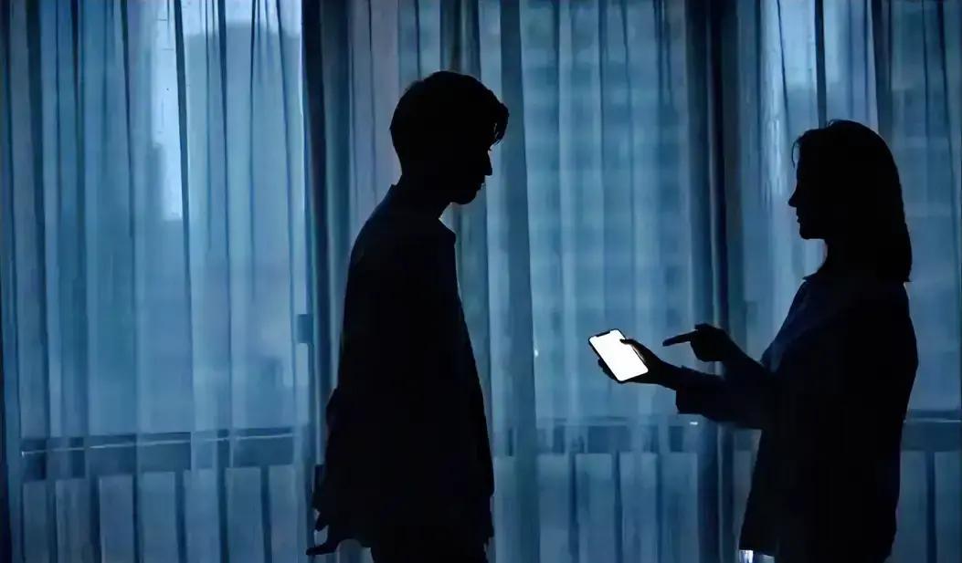 李哲被裁那天回家，两岁儿子扑过来喊爸爸，他才发现自己连奶粉都不会冲。

老婆林薇