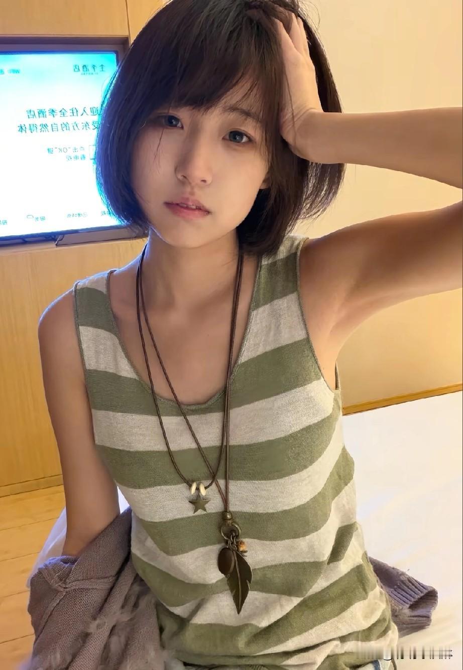 元气少女自拍，绿白条纹背心搭配，清新自然！
