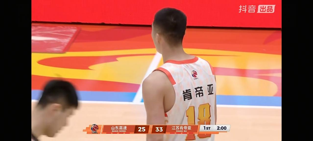 山东高速这防守真是纸糊的！第一节竟然让江苏肯帝亚得了33分，而自己进攻又迷失了，