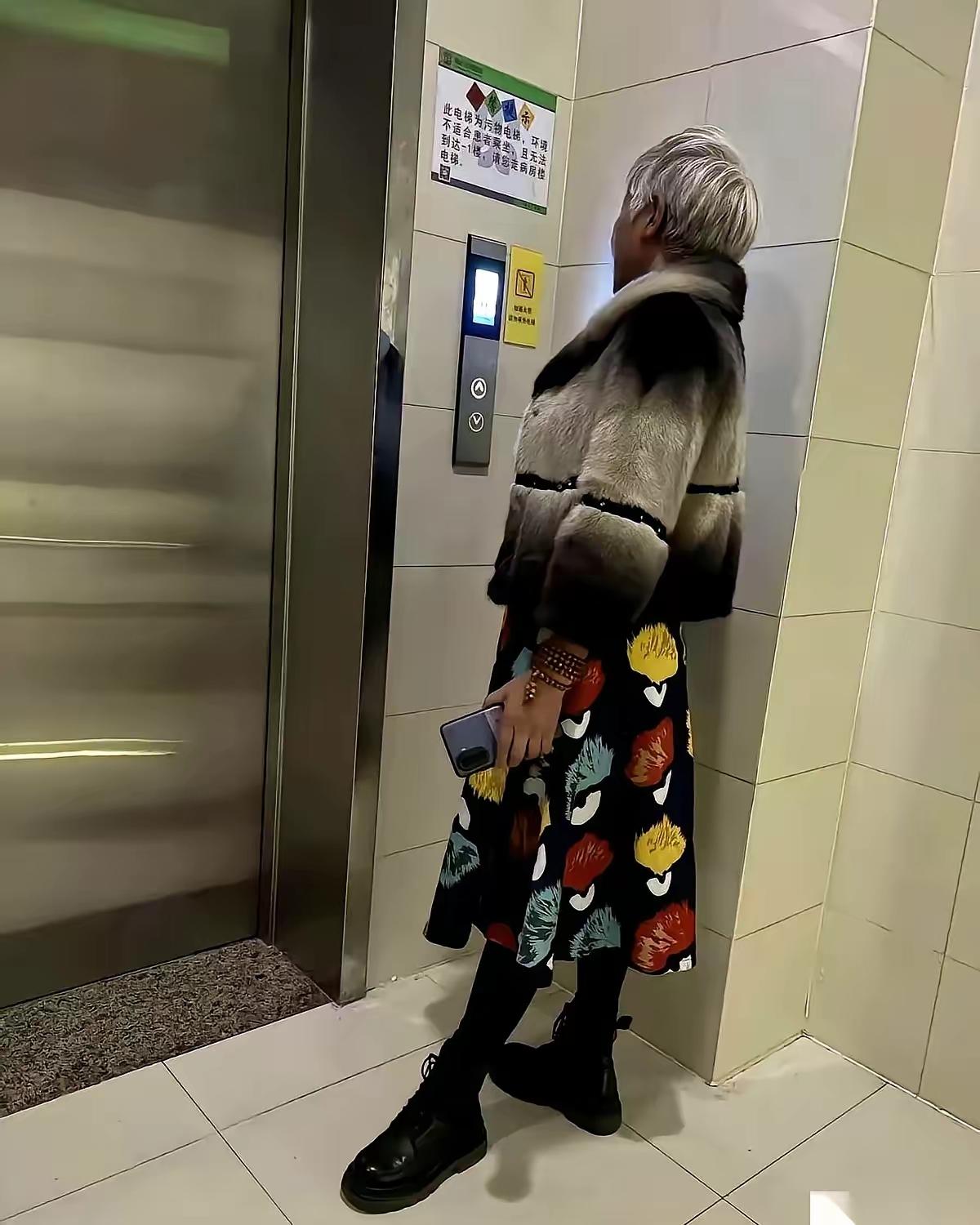 穿衣搭配完美的代表了一个人的，知识涵养品味格调和文化水平。不是颜色花哨就看着协调