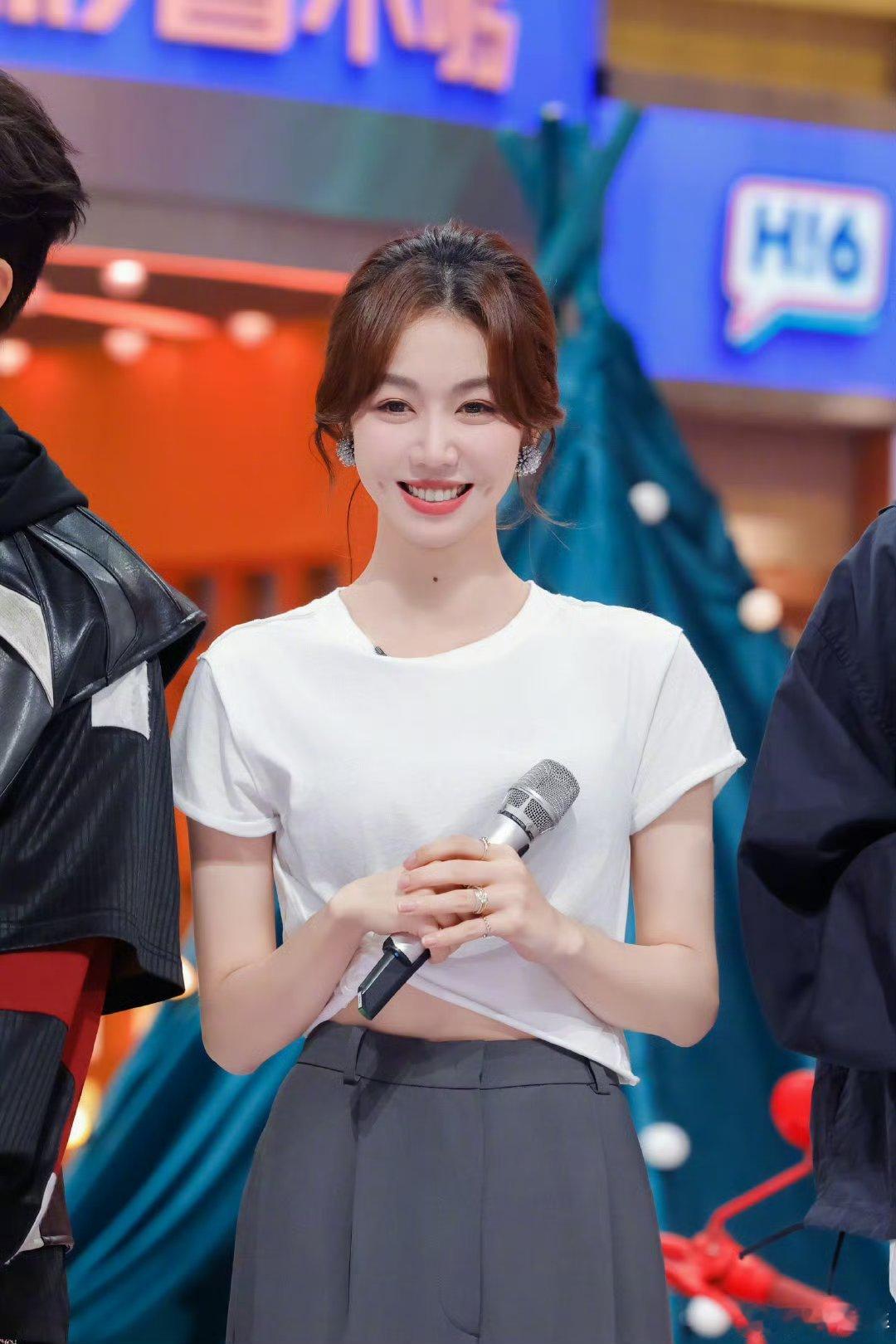 姜妍 哇，姐姐竟然结婚啦，姐姐一定要幸福啊？是谁这么幸福能吃到姐姐做的饭呀，我也