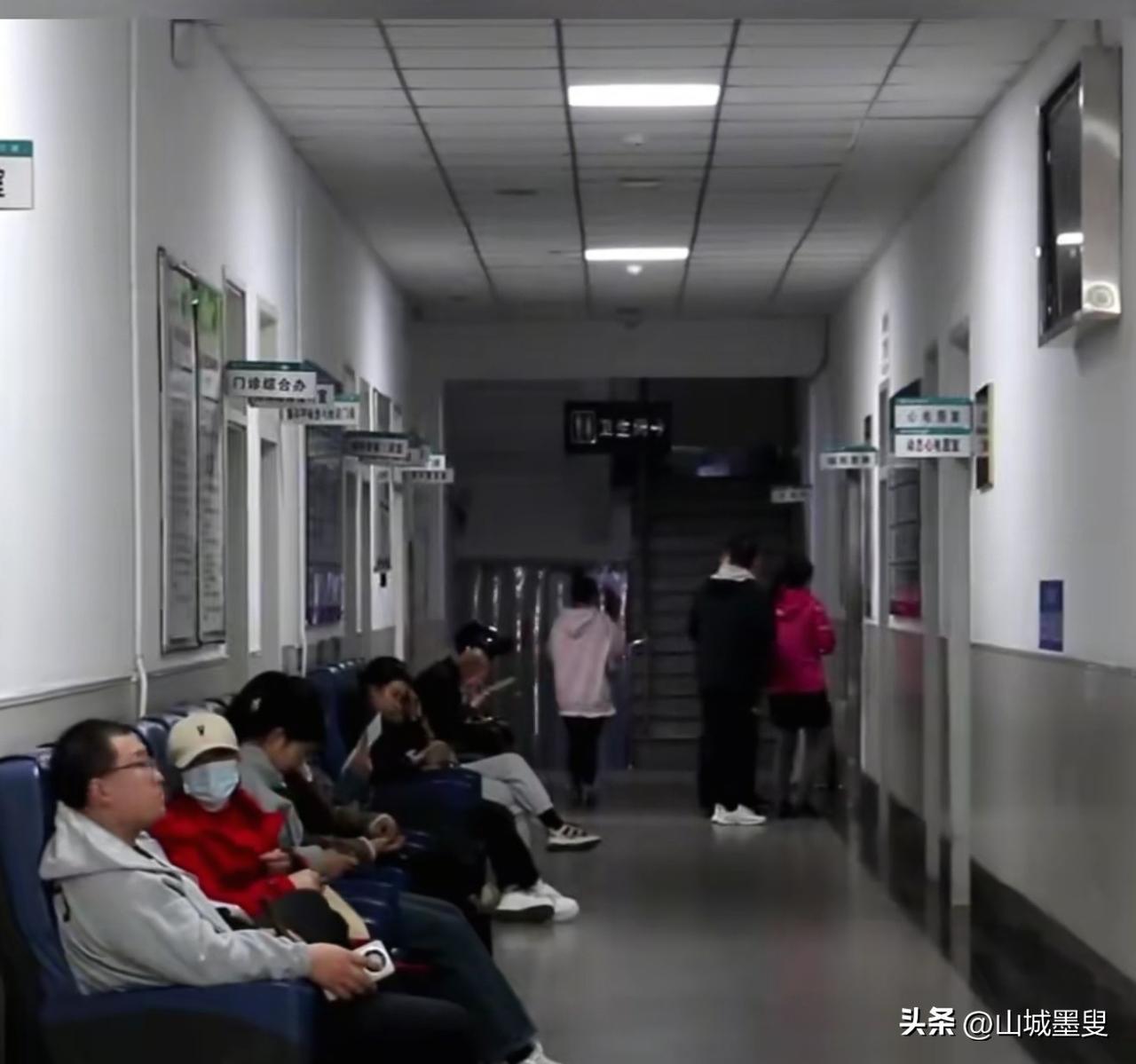 年前突发意外脚踝扭伤了，属于韧带撕裂伤，本想着恢复一段时间就可以好了，没想到这年