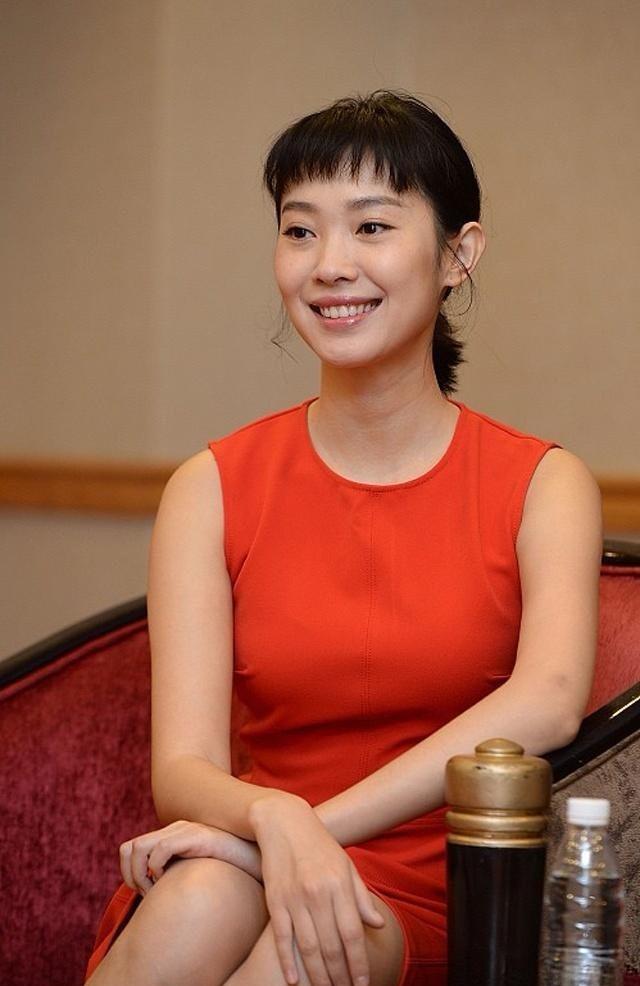 38岁还在劈叉，王佳佳把芭蕾课搬进剧组。
我去年跟组时见过她，候场时拿弹力带绑脚