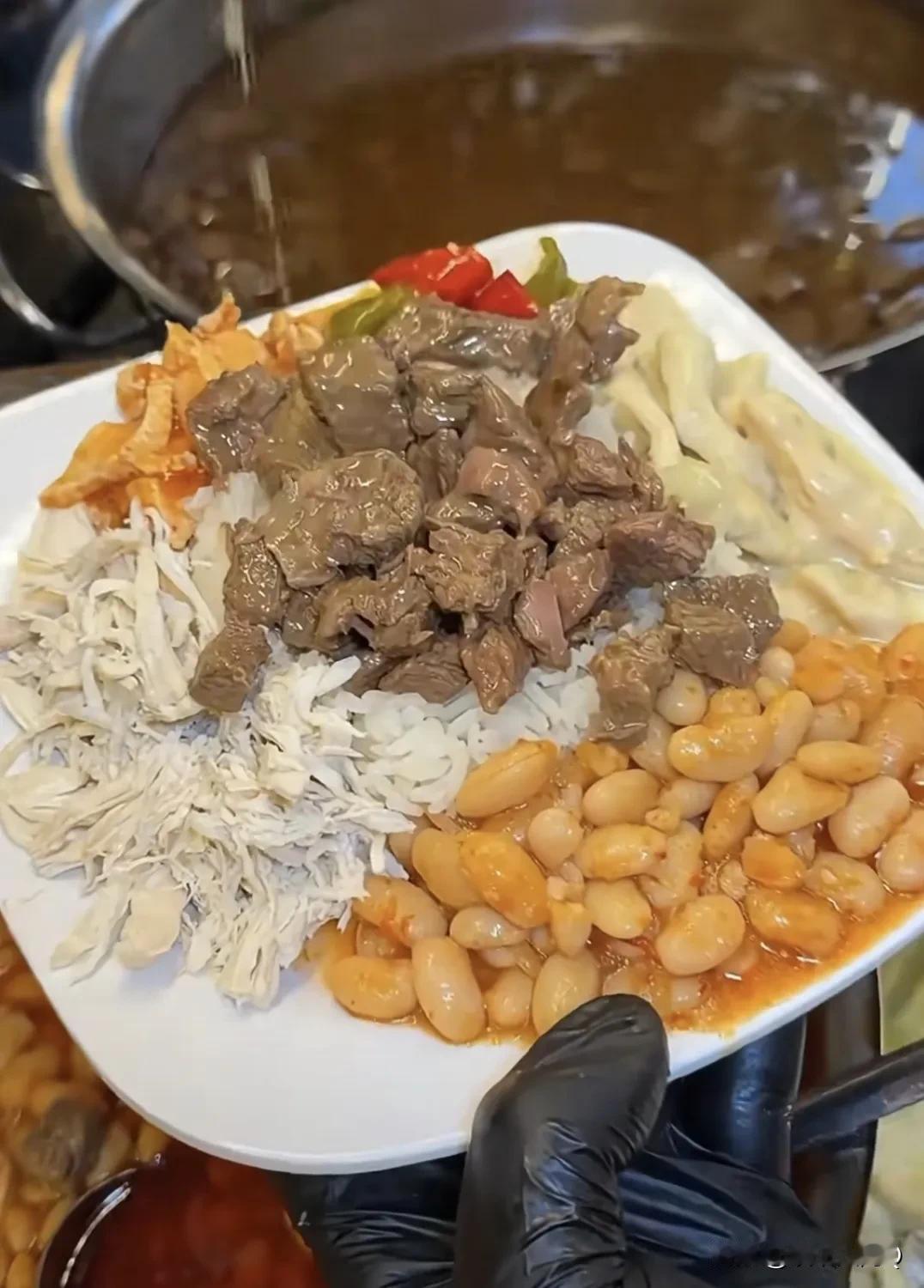 土耳其的普通街头美食，肉菜豆米鱼都有，营养均衡，这会大家没机会吐槽了吧！外国也是