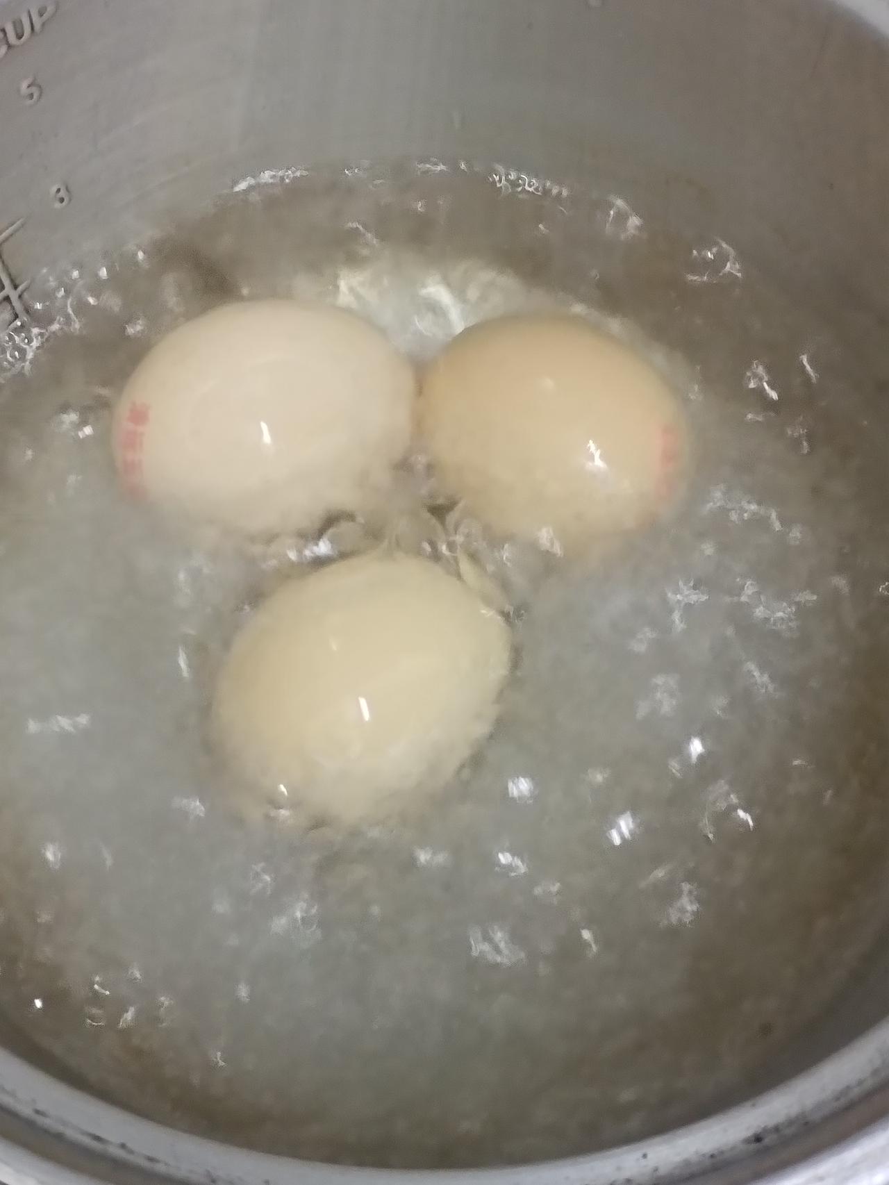 都说水煮鸡蛋是最好的补充蛋白质的食品，所以我每天早上都会给自己煮两个鸡蛋。
现在
