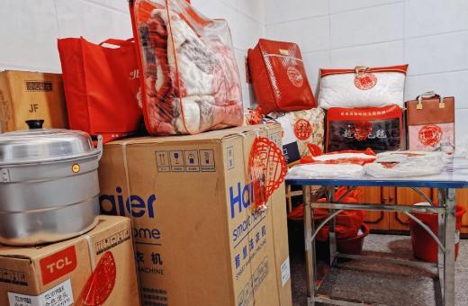 人为什么要过年？
不是为了吃喝玩乐，
说白了就是给日子收个尾。
把散了一整年的亲