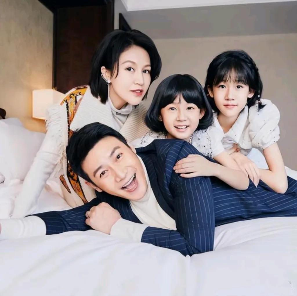 陆毅携妻鲍蕾及两女共游哈尔滨夜市，高颜值一家尽享温馨时光。品尝地道小吃，玩转趣味