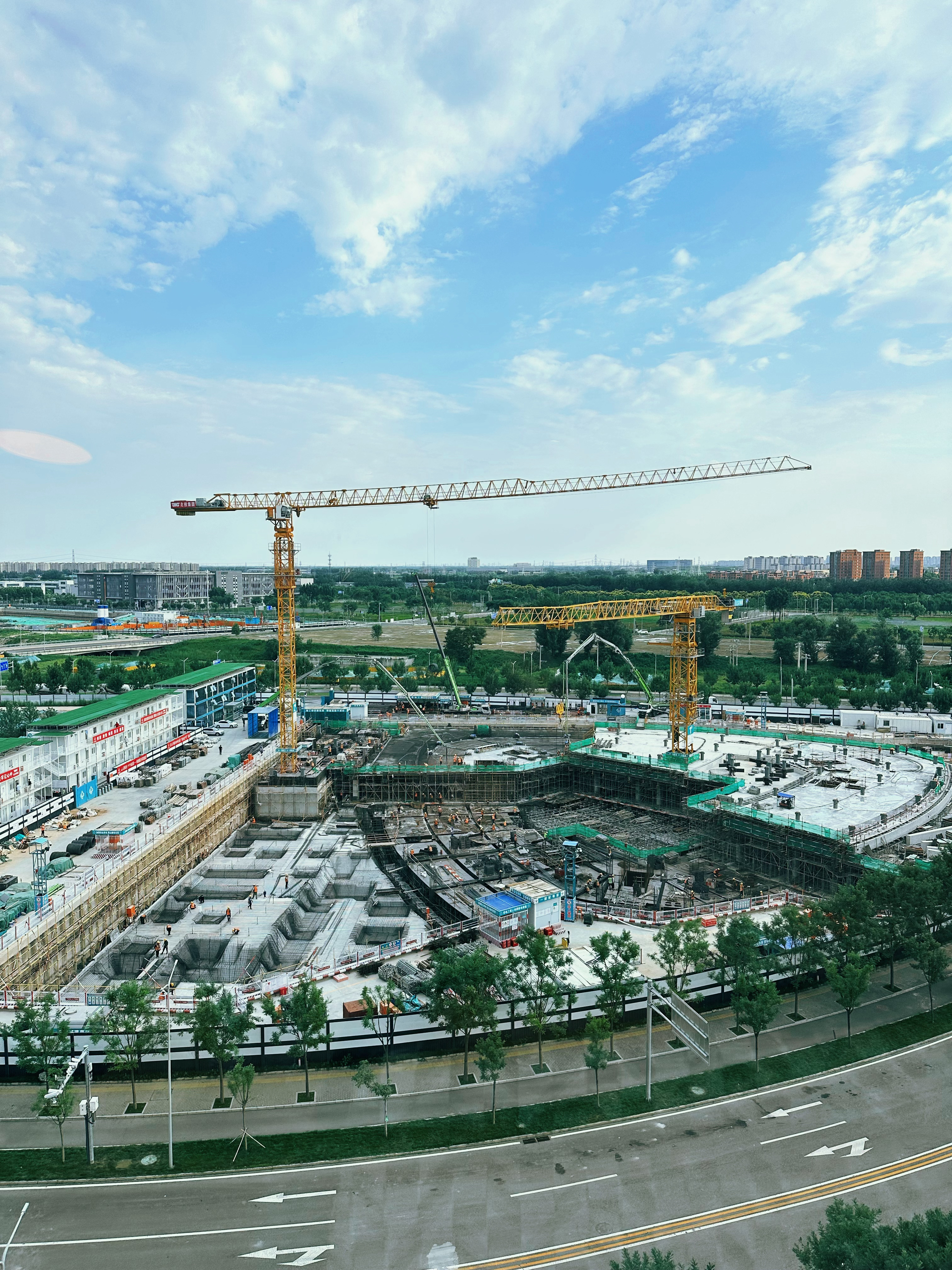我们住的这个酒店外是建筑景，好像乐高小人儿在忙忙碌碌 