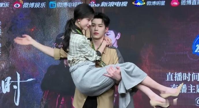 辛云来单手抱起陈都灵，动作自然流畅，此前关于其因伤不能抱女星的传言，此刻似不攻自