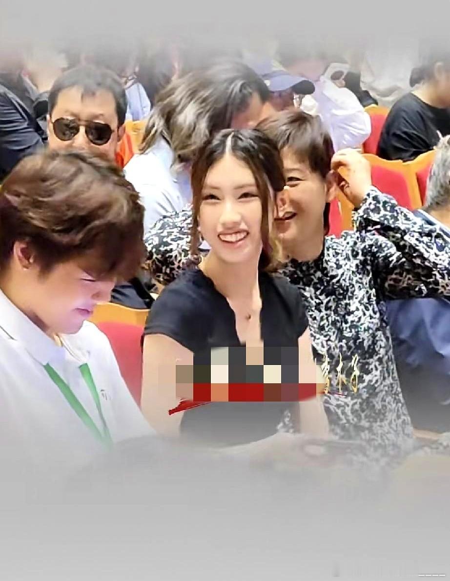 而徐朵也已经把徐帆当亲妈了。 在北京北展的电影首映礼上，冯小刚没来，徐帆却带着养