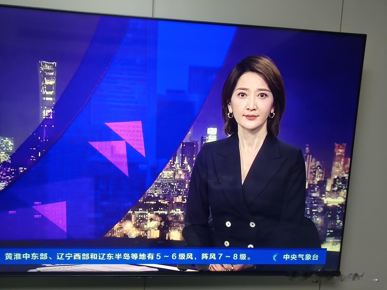 抓拍到了！
突然想！这央视财经二频道的主持人也挺辛苦的，都9点半了还在主持节目，