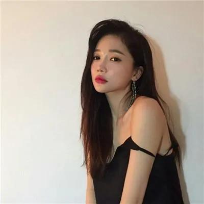 柔美的少女，白皙的皮肤，温柔的微笑，仿佛是春天的花朵🌸少女感微笑女孩 少女感笑