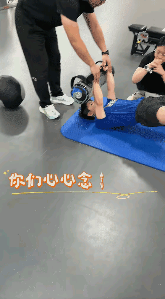 元月9日看到了新鲜的莎莎！
虽然现在是数九寒冬，但是我们看到了身穿蓝色短袖T恤和