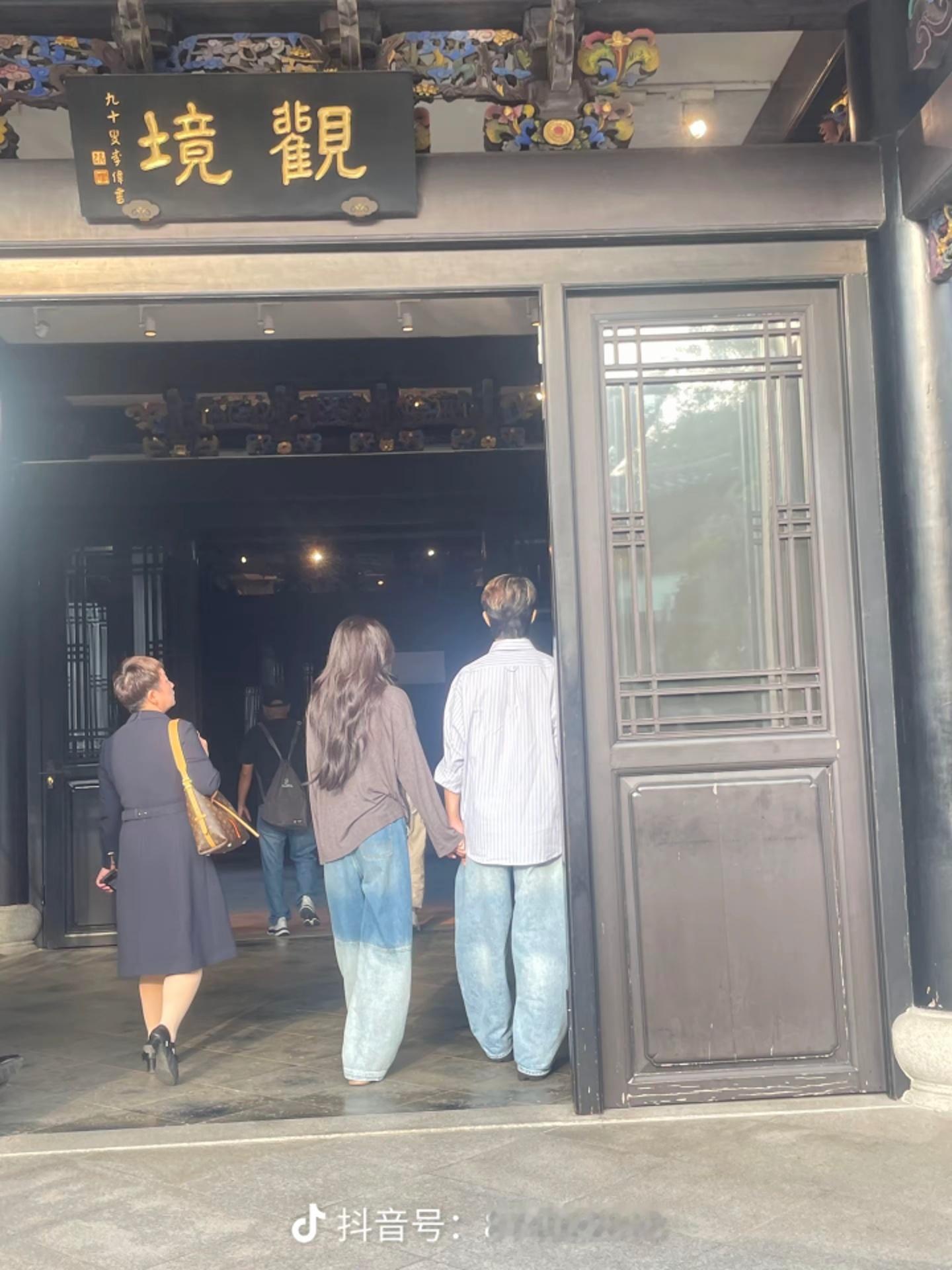 毓言cp[超话]毓言cp 毓言被偶遇两个人牵手真的好甜啊 ​​​