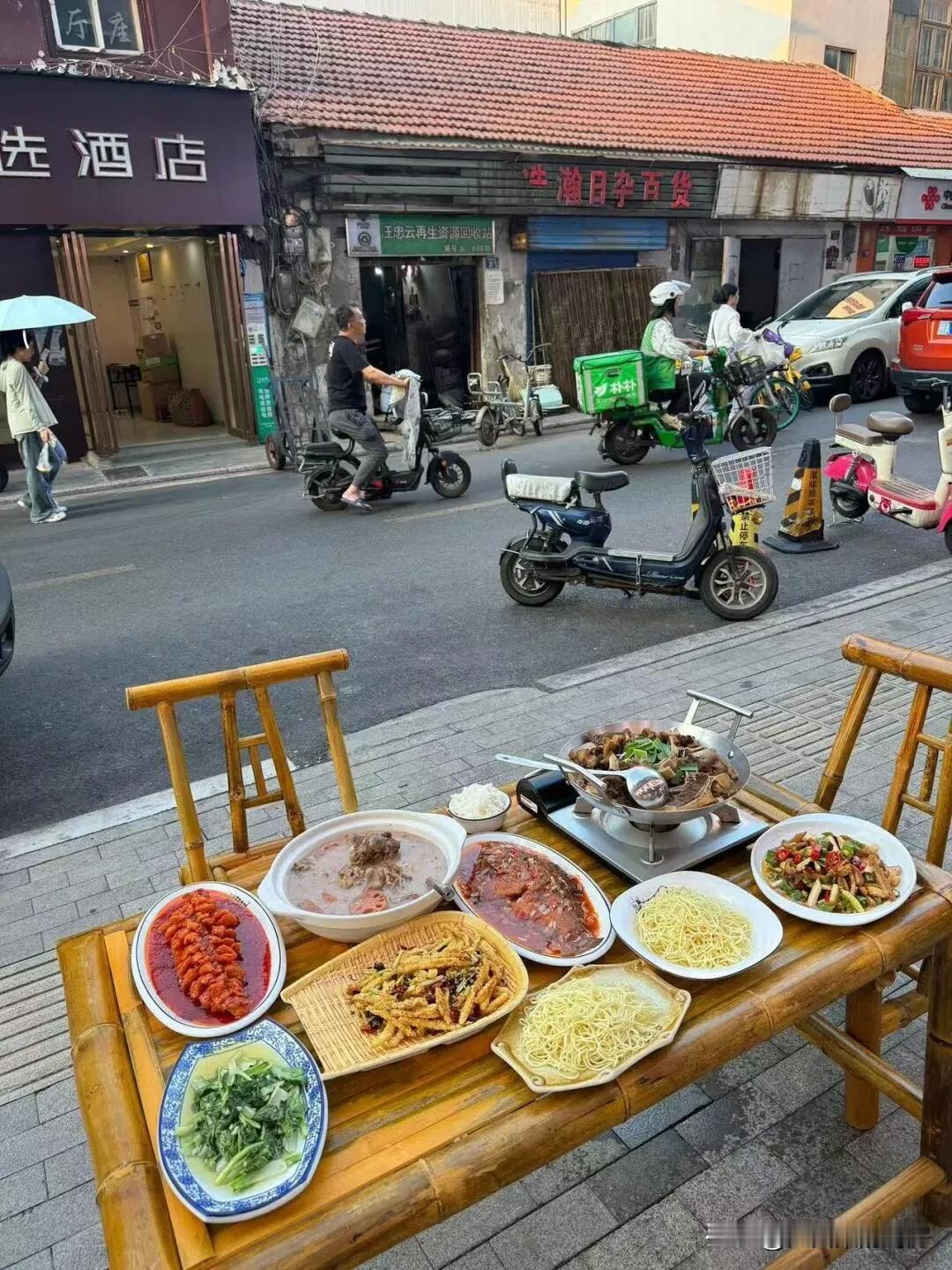 牛骨头火锅和热干面，绝配的吃法你试过吗？🍲 大家好！今天想跟大家分享一个超级棒