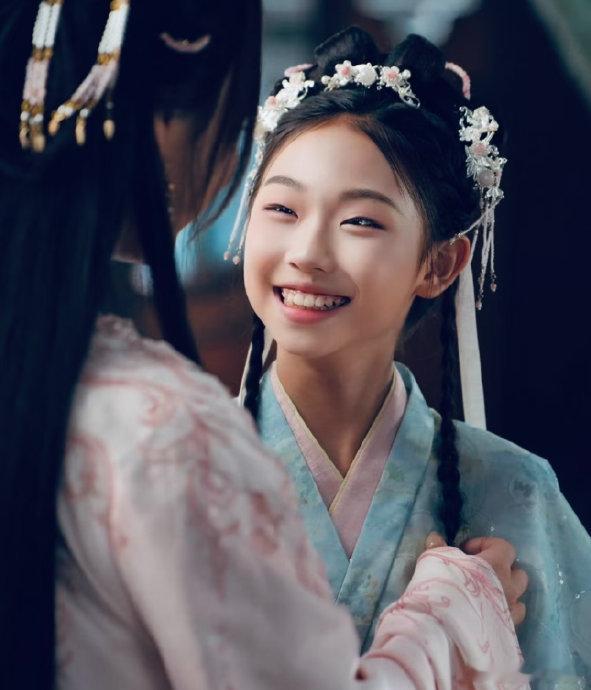 濮存昕外孙女遭大量容貌恶评近日，一条新闻刺痛了大众的眼睛 —— 濮存昕外孙女遭受