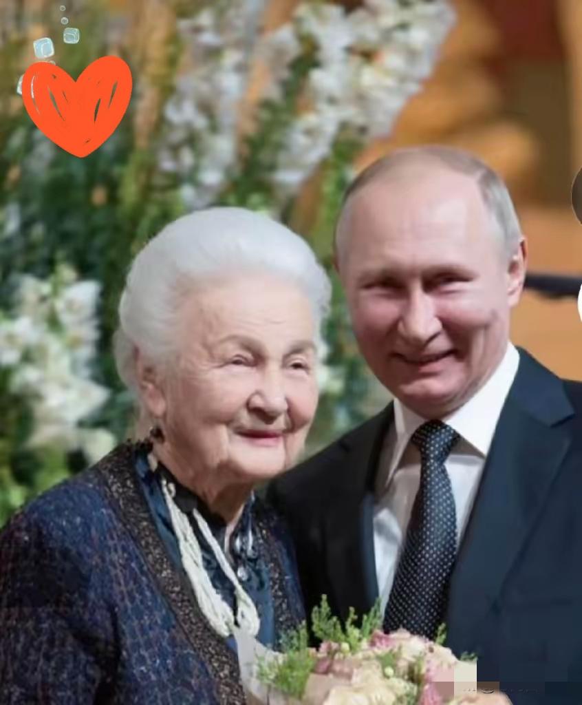普京大帝的母亲，满头白发，一脸慈祥，她养育了一个强硬不凡的儿子。

普京母亲一身