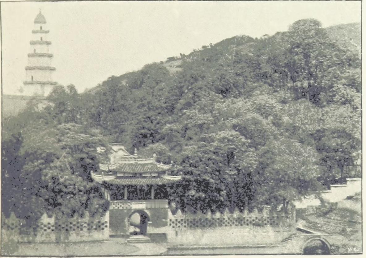 1894年的重庆觉林寺和报恩塔，如今报恩塔依然矗立，觉林寺却不在了。
觉林寺始建