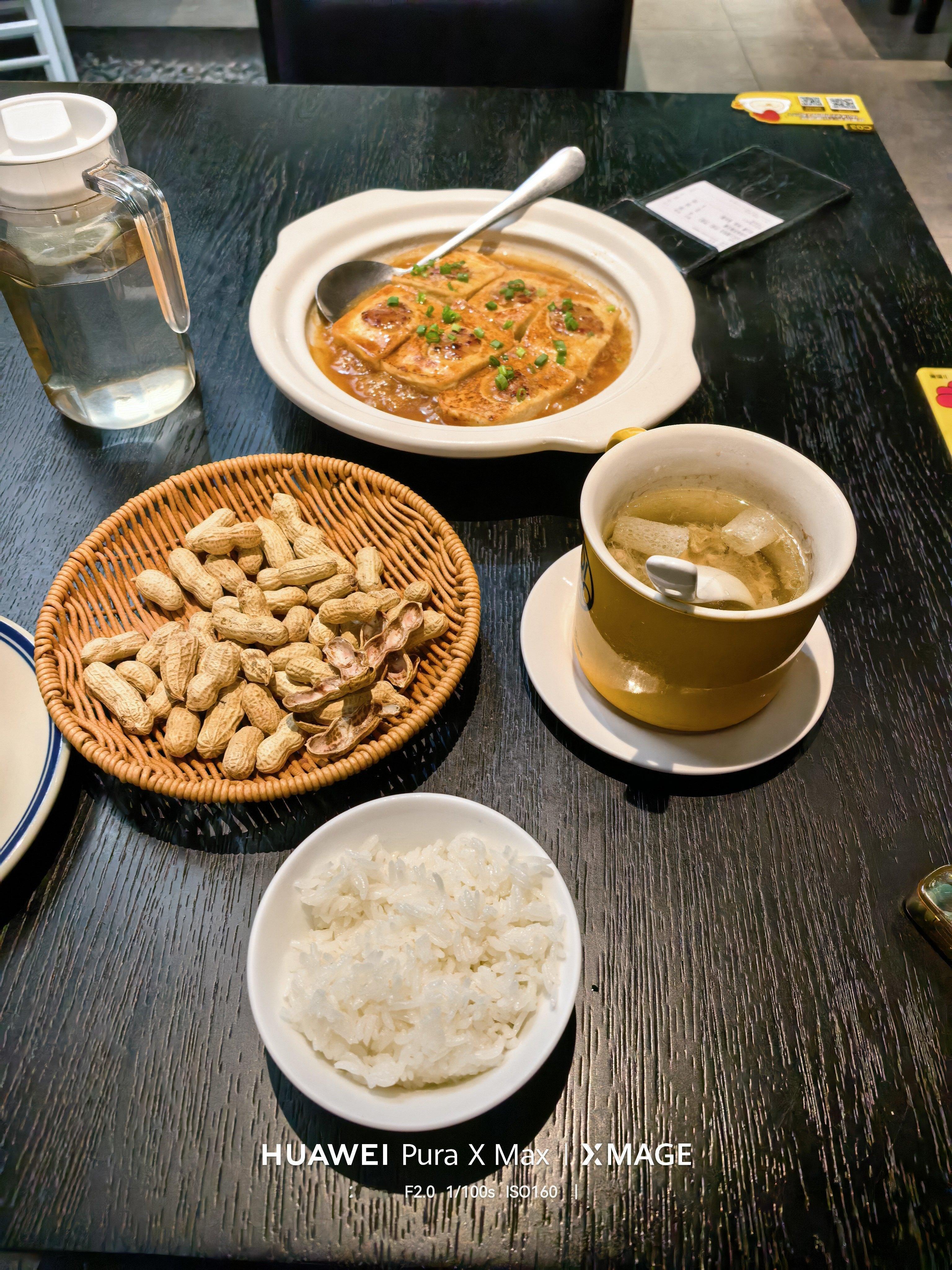 月薪两万吐槽吃不起中式快餐我这套客家餐总共56块钱，各位觉得怎么样？我吃个7分饱