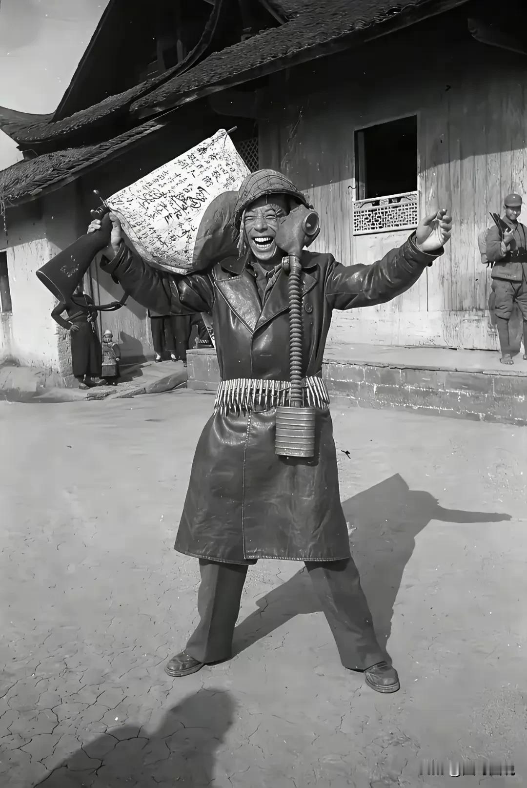 不在现场你绝对体会不到胜利后的喜悦，看看照片中的这名战士就知道了。
头上戴着缴获