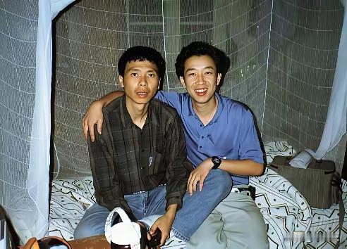 照片上的冯小刚和现在的农民工没多大区别，几十年间，就成大腕了，时代造就人啊冯小刚