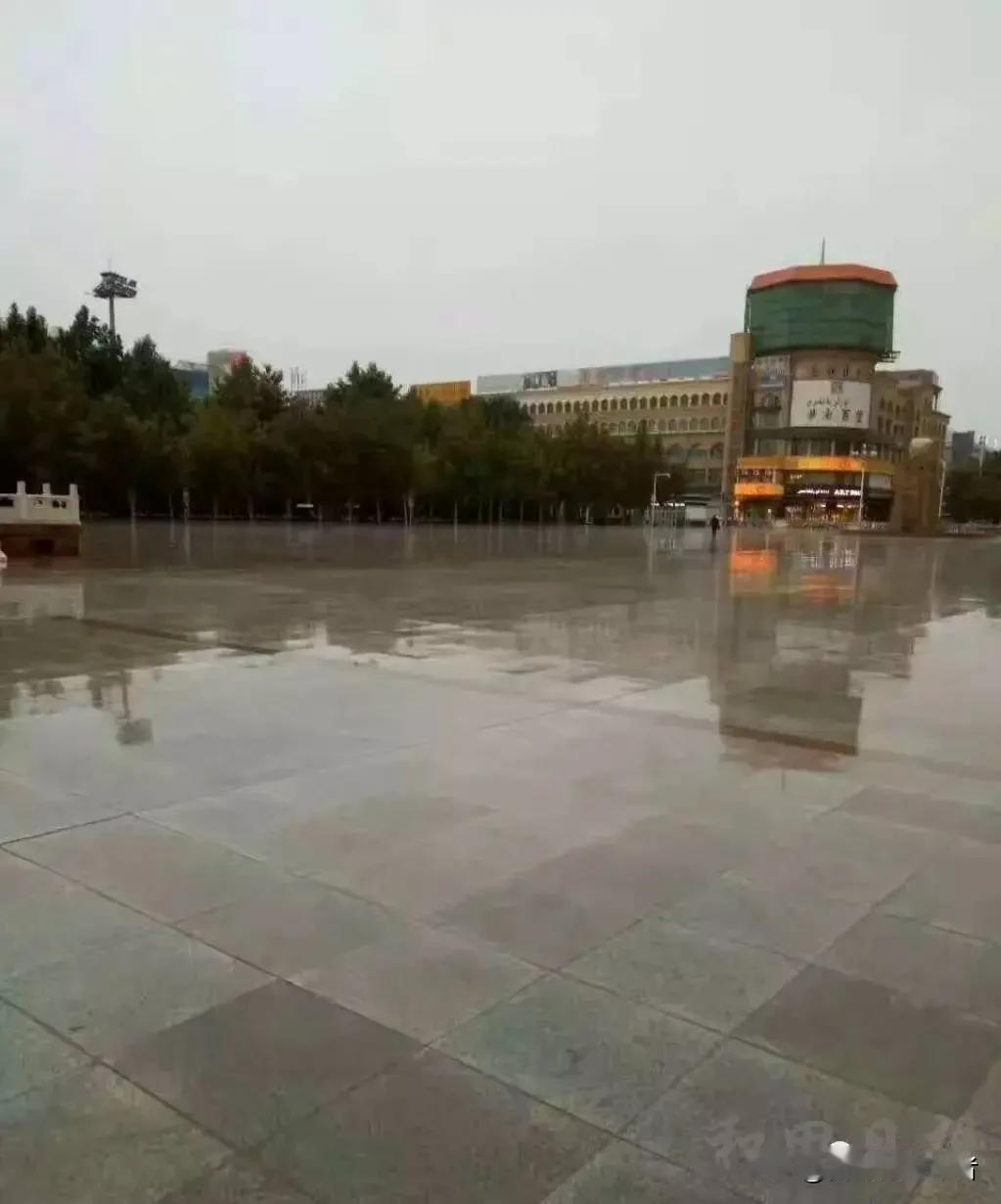 沙漠腹地突降超量大雨，干旱地区防汛短板该警醒了
 
南疆和田创下颠覆固有认知的降
