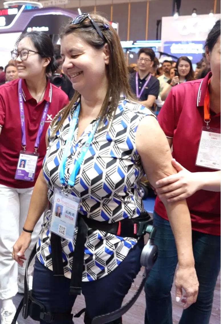 广交会现场出现暖心一幕：一位坐了两年轮椅的英国中风患者，在广交会上试穿一套800